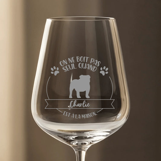 Jamais seul avec un chien - Verre à vin personnalisé